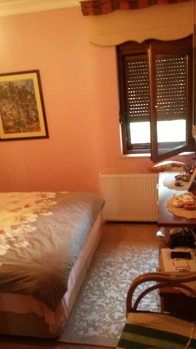 yatak odası cift kişilik yatak , gömme dolabı ve mobilyasi