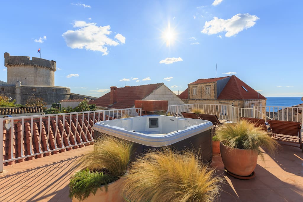 Shared terrace with hot tub and view over Minceta fortress