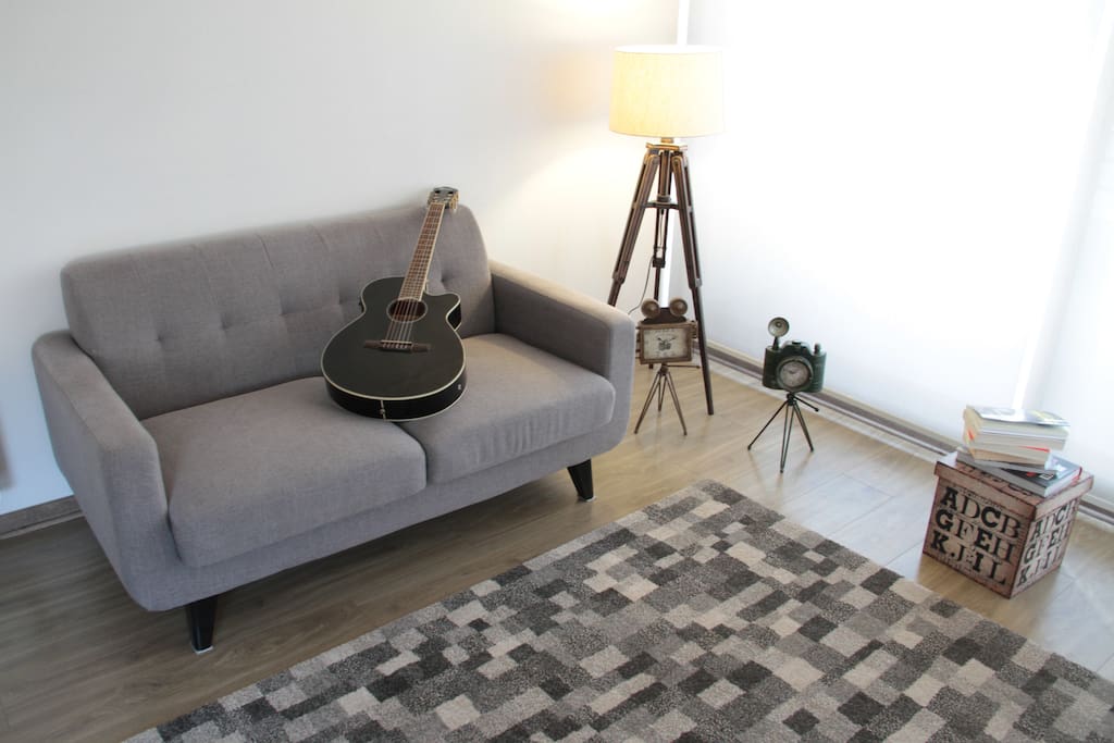 Cómodo sofá y hermosas decoraciones.