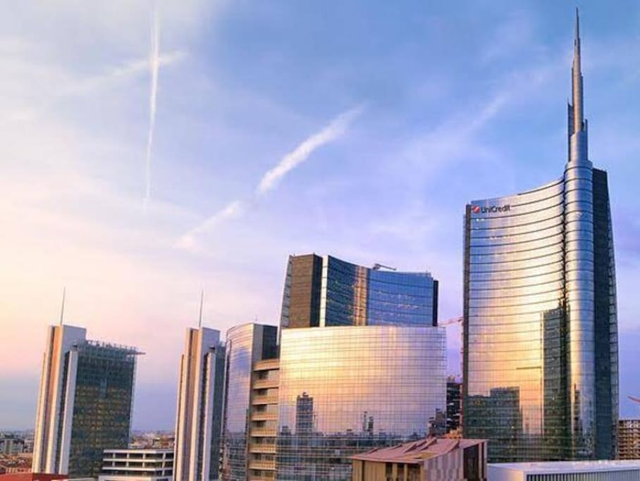 Near the home The Unicredi Tower, the most high tower of the city / Vicino casa trovate la torre Unicredit. Il più alto grattacielo di Milano.