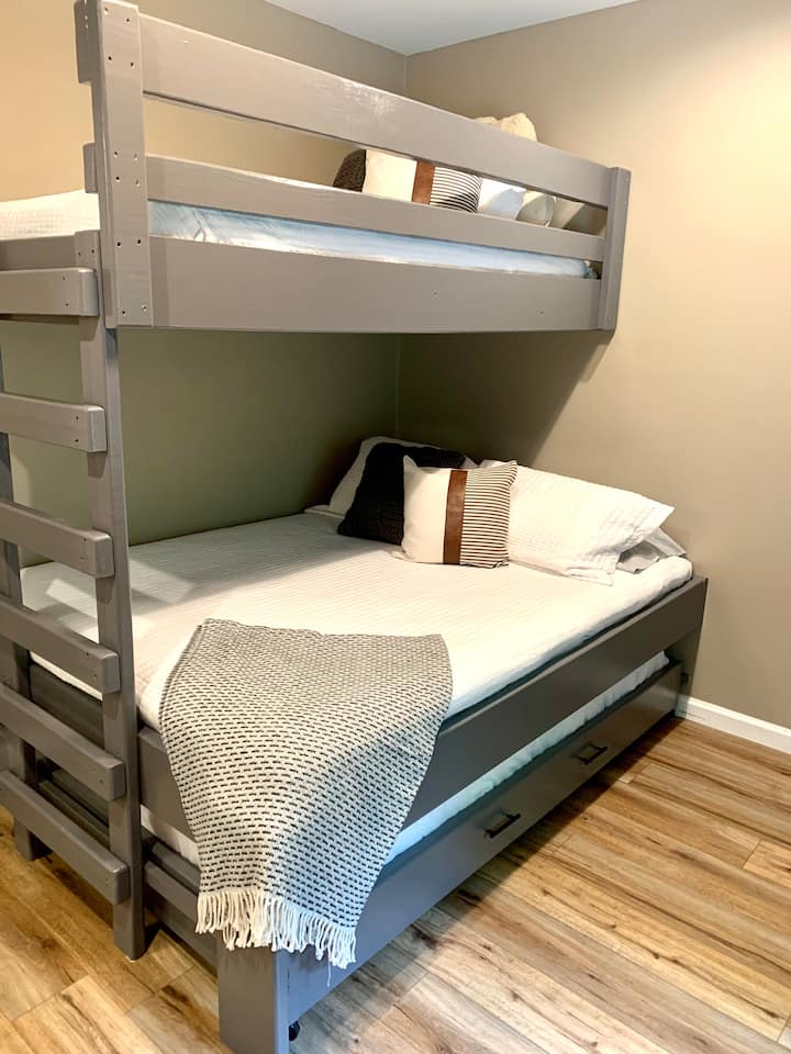 Chumba cha ghorofa (chumba cha kulala 3); queen (chini), twin (juu), kamili (trundle) 