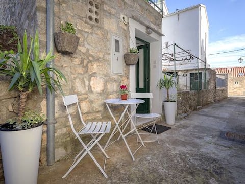 Top performing Airbnb: Lotti Charming Studio Apart in center Stari Grad in Velo Grabje