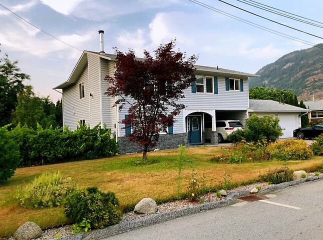 Castlegar Bright & Lovely Private Downstairs Room