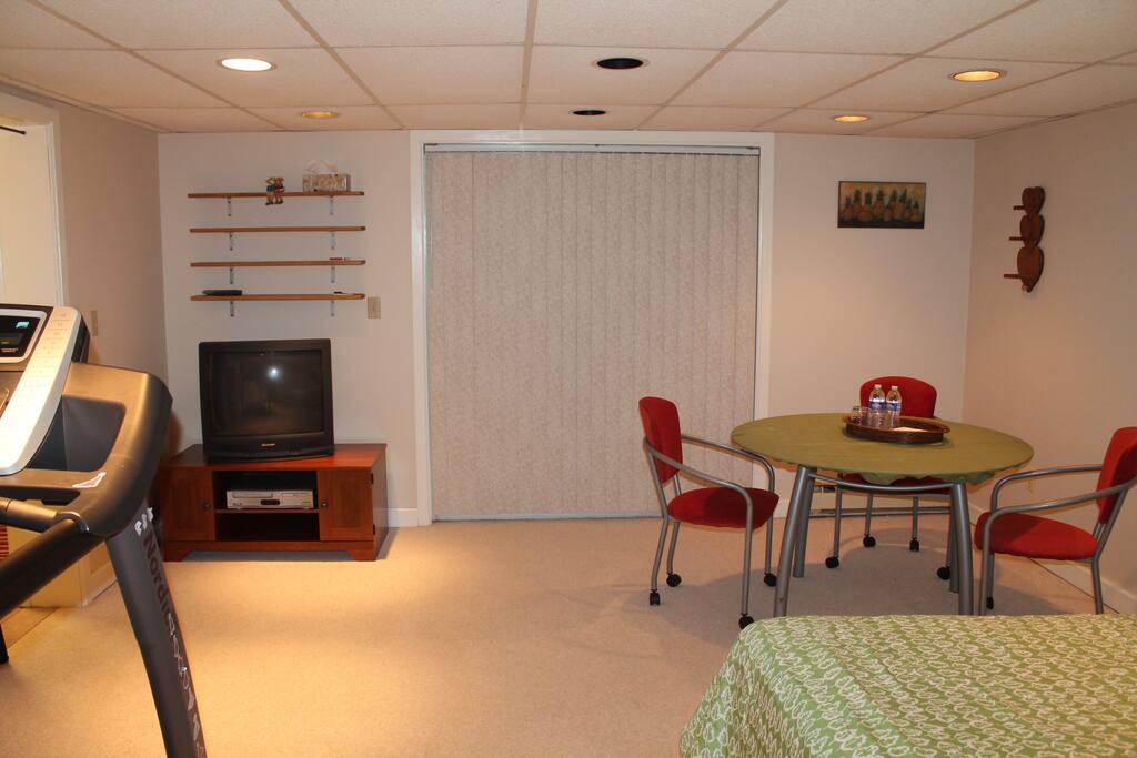 DVD/VCR, table/chairs.