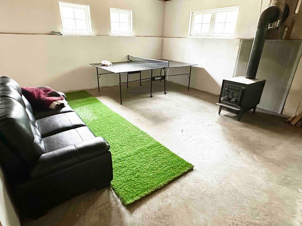 Простор за одмор во подрумот, со камин на дрва (обезбедени се трупци), маса за пинг-понг и загреан под