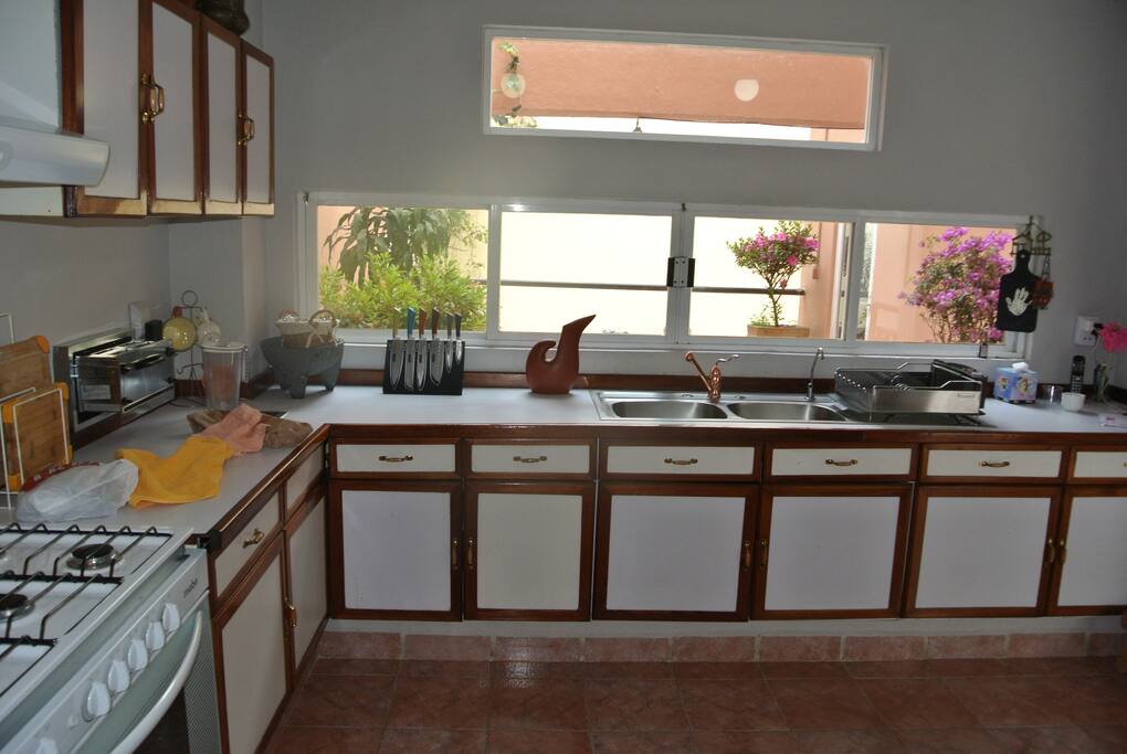 Cocina luminosa con vista a terraza.