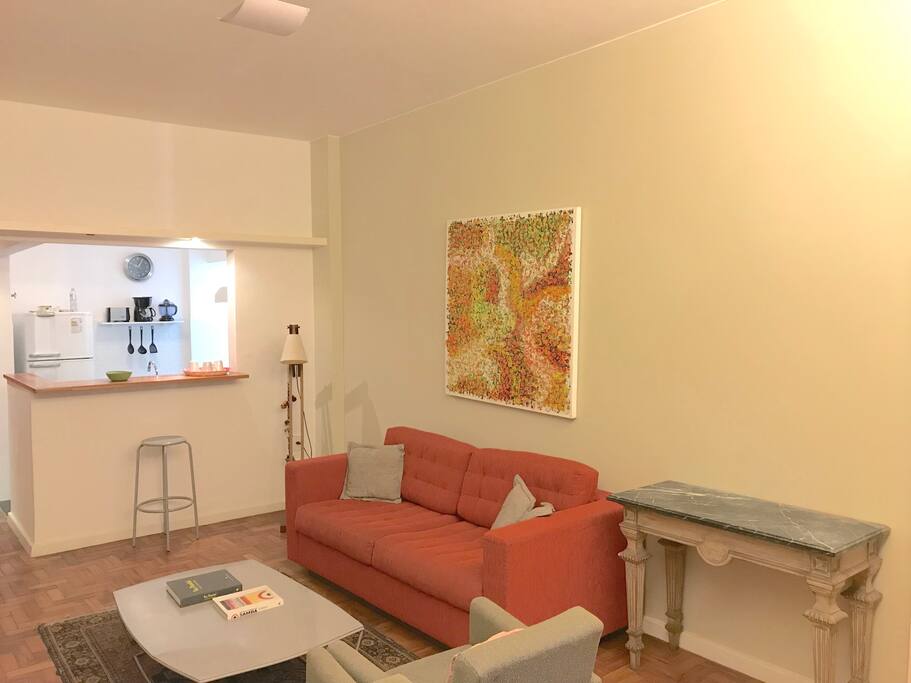 Apartamento com sala e cozinha super integrados, ótimo para preparar um lanche enquanto assiste a TV ou conversa com os amigos