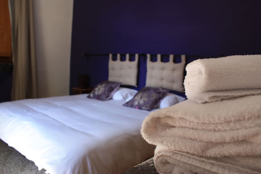 Room 1 King size bed - linen and towels provided