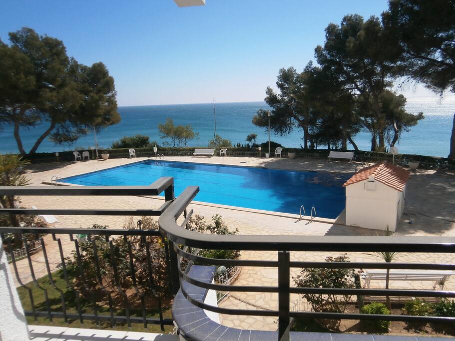 Vista de piscina adultos desde la terraza
