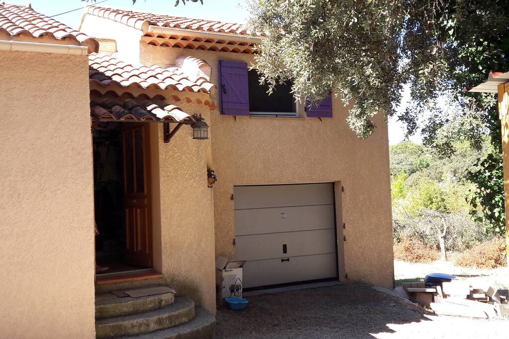 L'entrée pricipale avec la fenêtre de la chambre coté nord au dessus du garage.