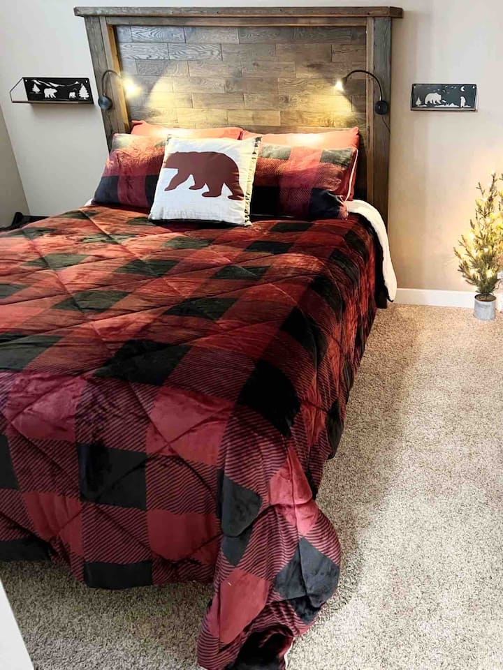 ห้องนอนที่สองธีมเคบินแสนสบายพร้อมเตียงขนาดควีนไซส์