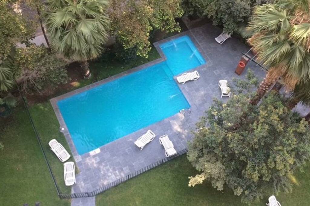 Piscina en 1er piso del edificio, vista desde piso10.