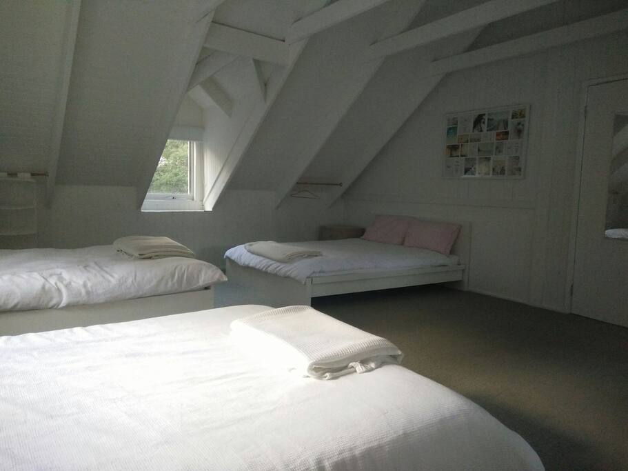 Upstairs loft has split system air con/ heating