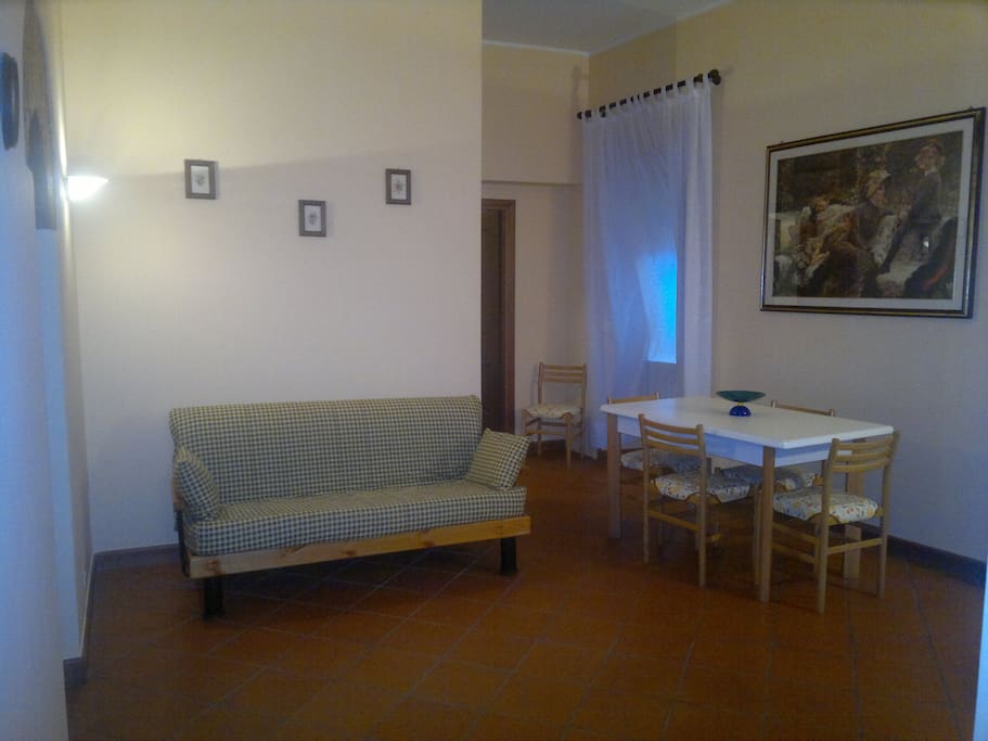 Salone con divano letto e tv