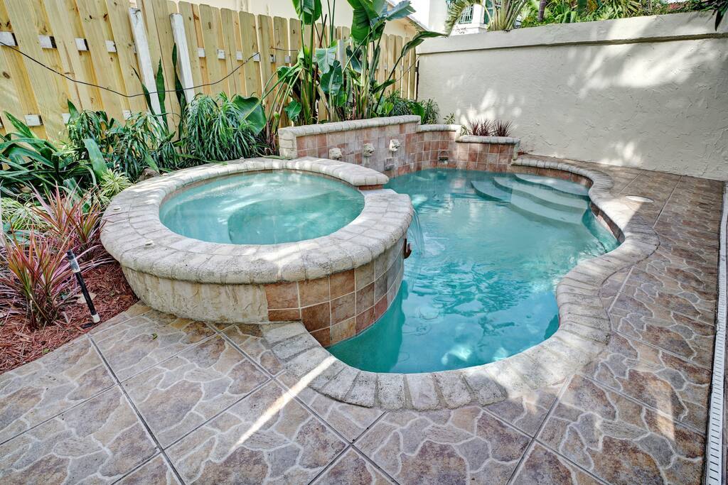 Lounge in the Pool!