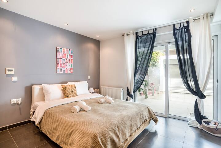 Glyfada 2-level apartment with private pool (GLY419)