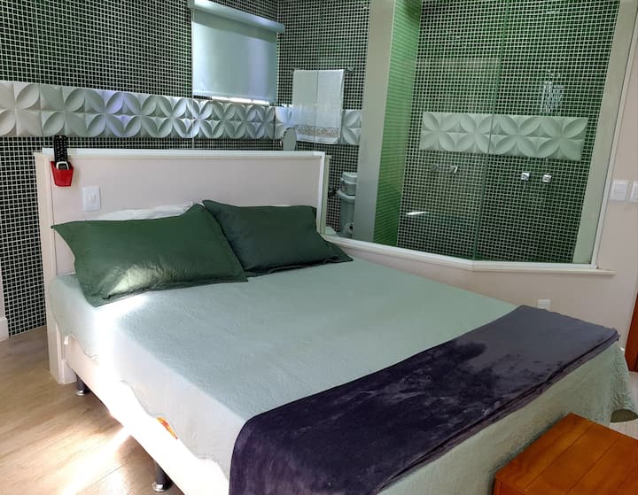 Suite doble. Baño integrado con dos duchas, aire acondicionado, TV por cable.