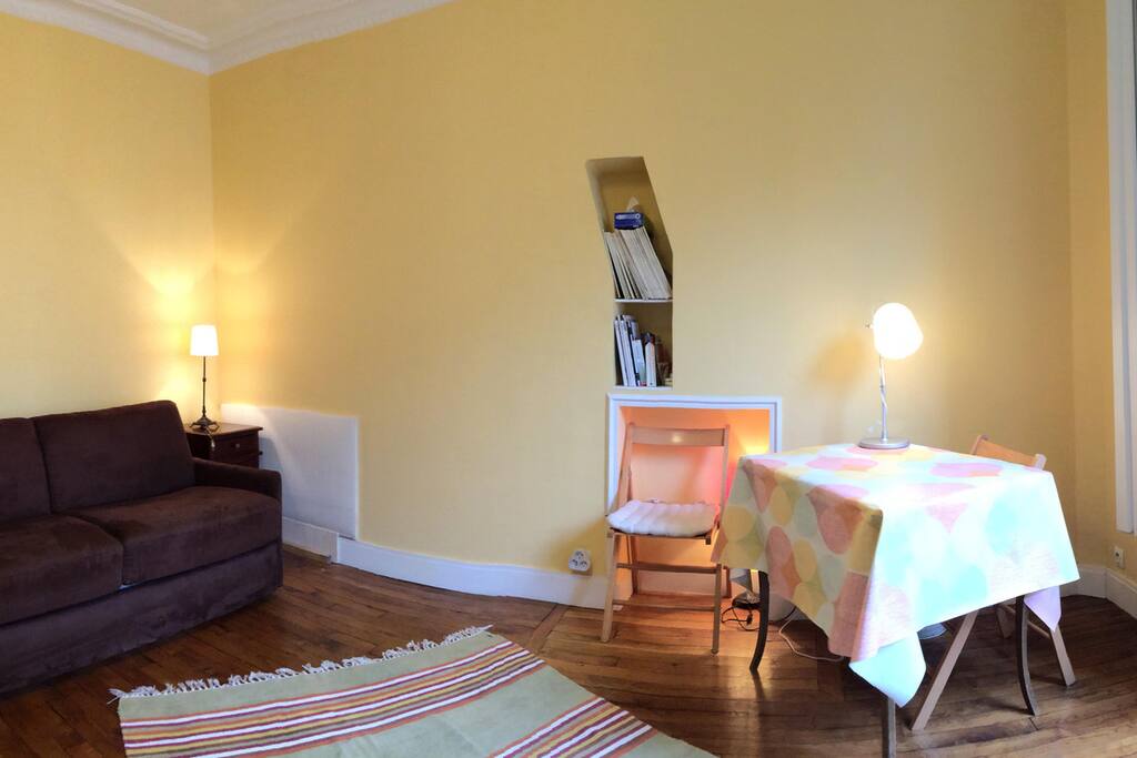 Une chambre à la couleur chaleureuse, haute de plafond, aux meubles chinés