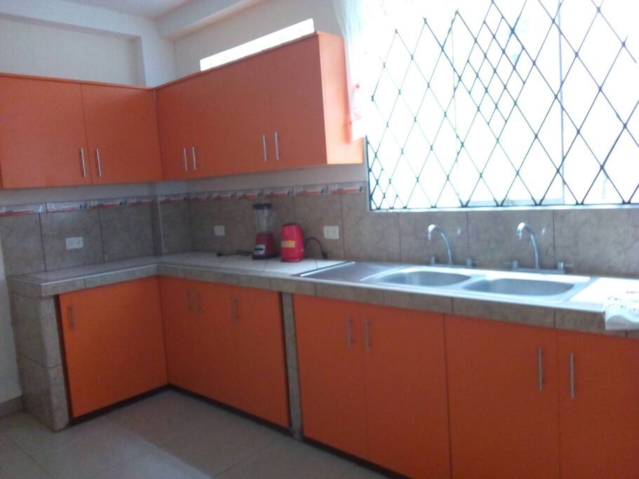 Amplia cocina (área común).
