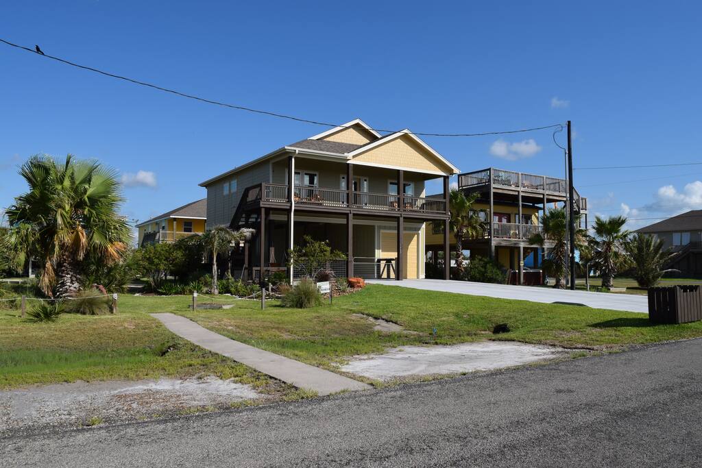 Relax on the upper deck or down below. Spacious driveway offers plenty of room for your boat.