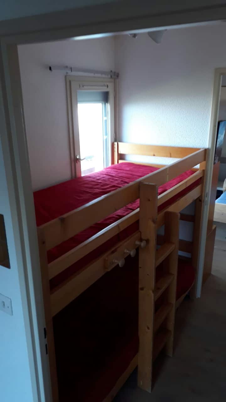 litera en una cabaña en una habitación