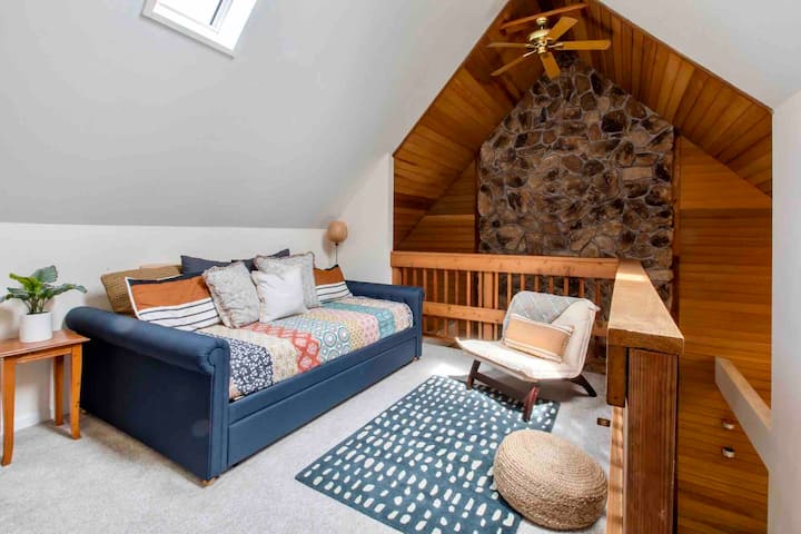 ¡El área del loft con sofá cama tamaño queen es un gran lugar para pasar el rato! ¡Con mucha luz natural de 2 luces del cielo, un televisor montado en la pared y Nintendo Wii con muchas opciones de juegos clásicos!