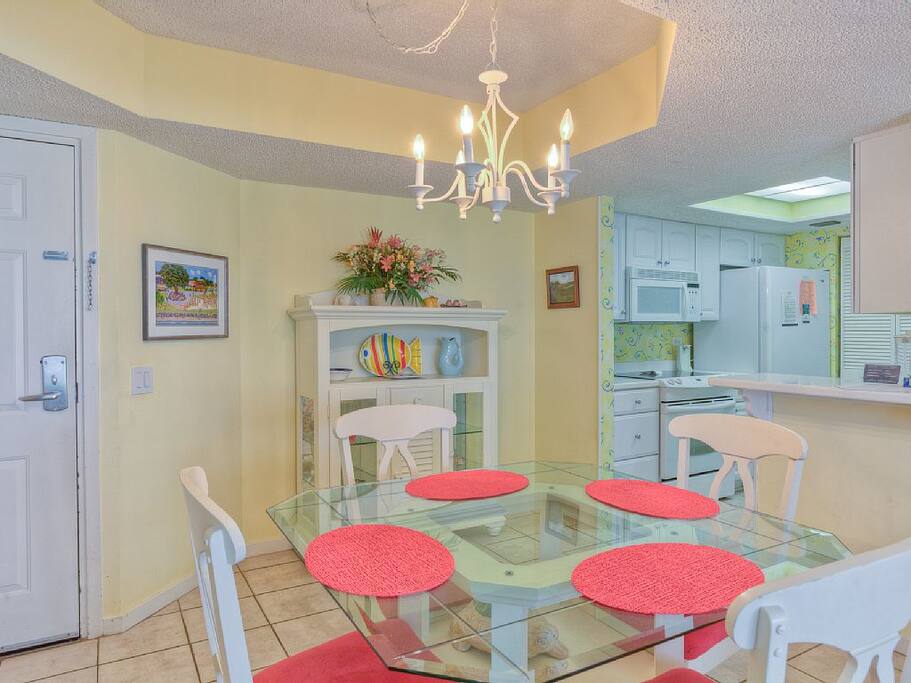 Chair,Furniture,Dining Room,Indoors,Room