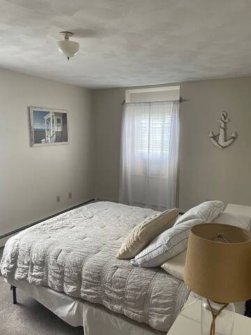 SUMMER RENTAL 3 bdrm with garage & fenced-in yard! gallery image 4