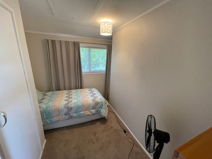 3e chambre.

1 lit simple (nous pouvons fournir un 2ème lit double gonflable et une literie si nécessaire).  Armoire, étagères et rangements, stores et rideaux occultants thermiques, store lumineux, variateur de lumière, ventilateur.

Jeux de société.

Couvertures et literie supplémentaires.