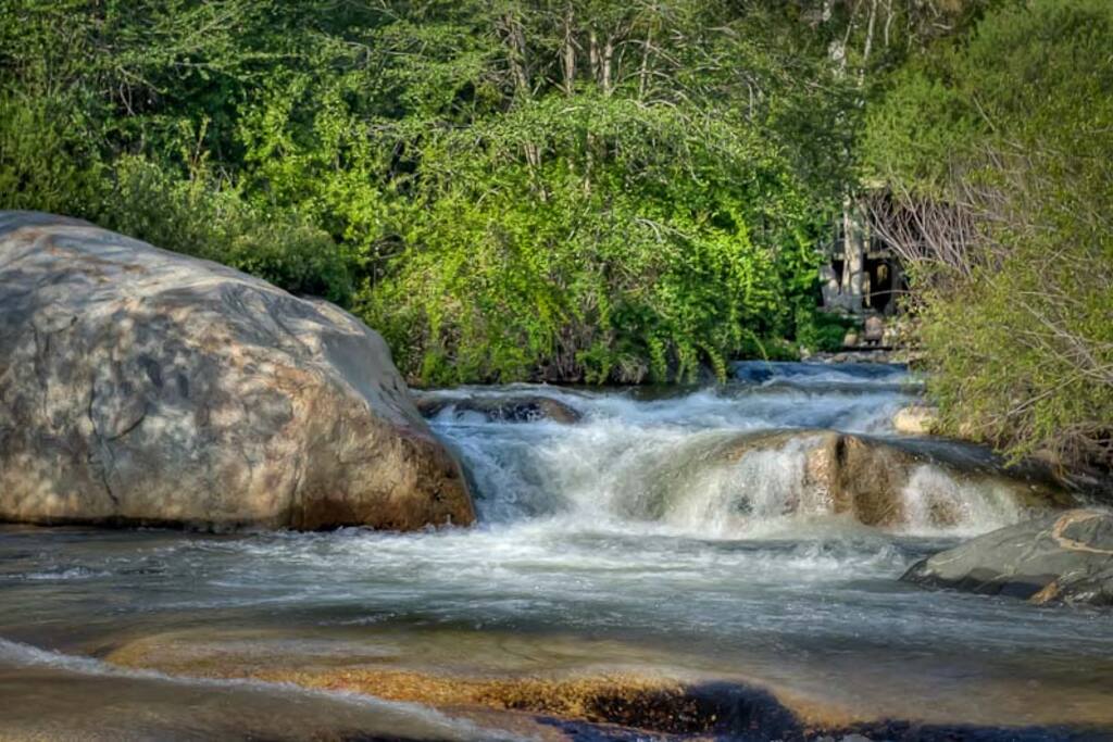 Come unwind at The River Jewel. Enjoy a SECTACULAR river front location!