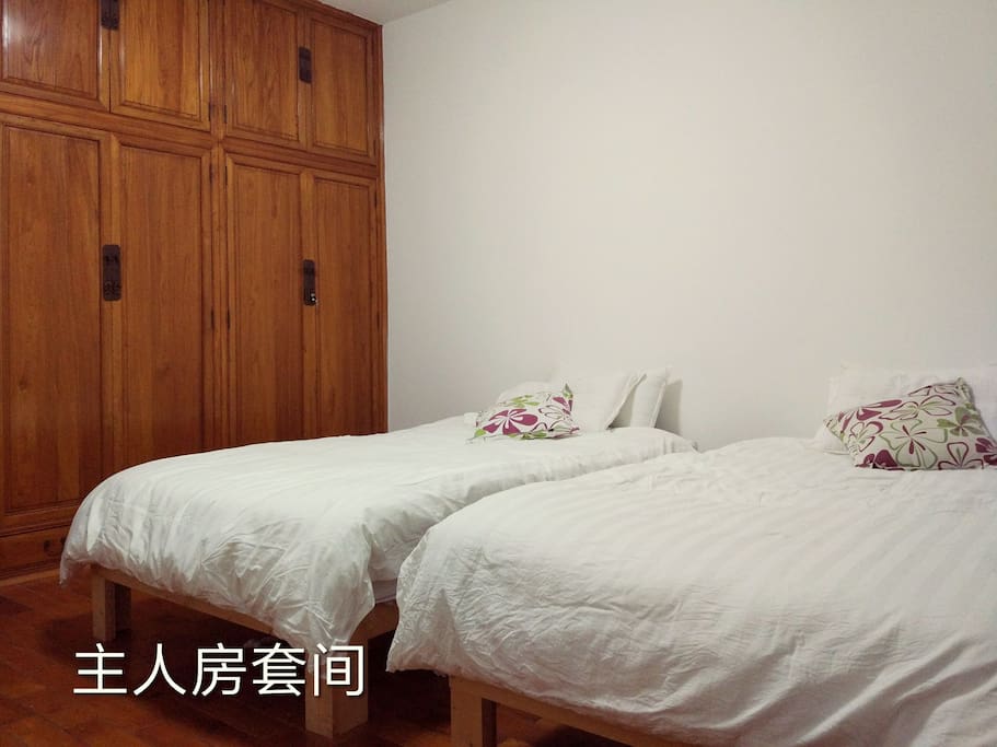 主人房(两张单人床及实木衣柜))