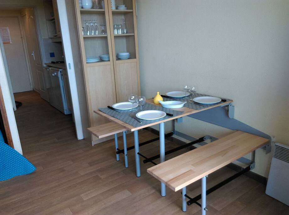 Vaisselier,
table et bancs relevables sur mur pour gain de place, avec éléments sécurisés pour les enfants.