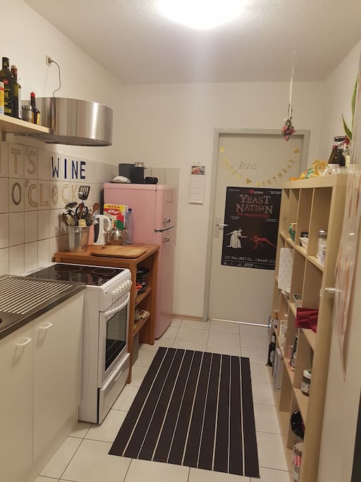 In der Küche befindet sich eine Spüle, Herd, Dunstabzugshaube, Kühlschrank und alles was man an Geschirr etc. braucht