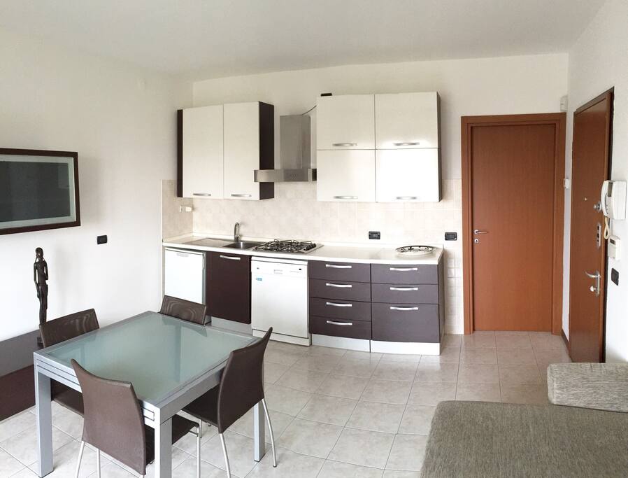 Cucina completa di elettrodomestici (frigo - lavastoviglie - fuochi - cappa per il vapore)
