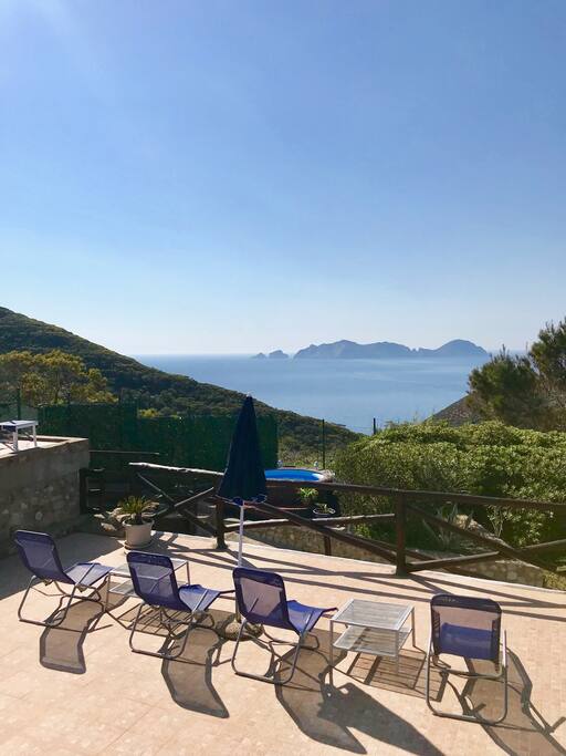 Terrazza vista mare con doccia, vasca idromassaggio sdraio e ombrellone