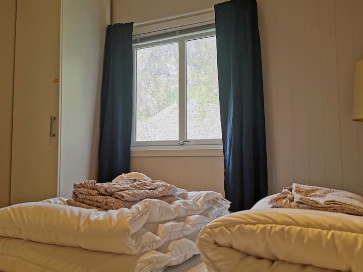 Dormitorio en el primer piso con una cama matrimonial.