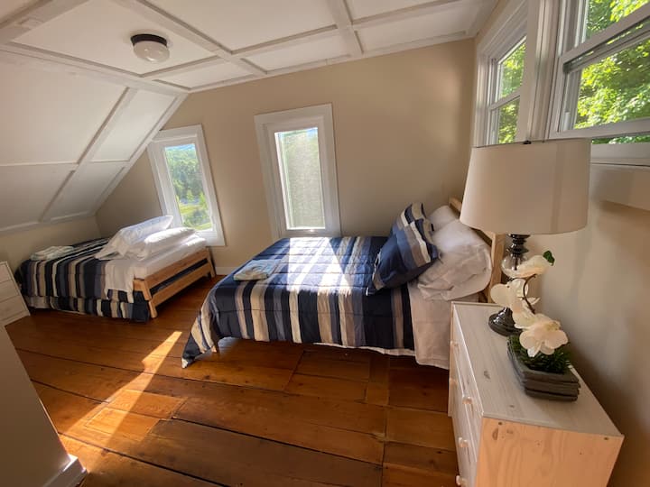 ორი ტყუპი საწოლი და ერთი სრული საწოლი 