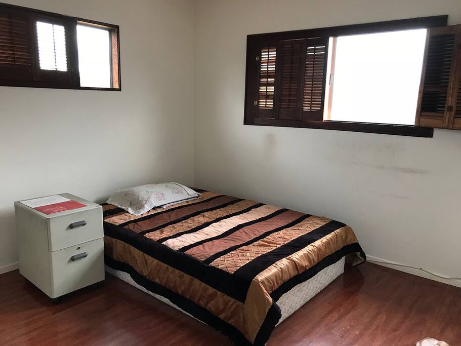 Private room with bathroom,clean well lighted and with fresh air and Mountain View