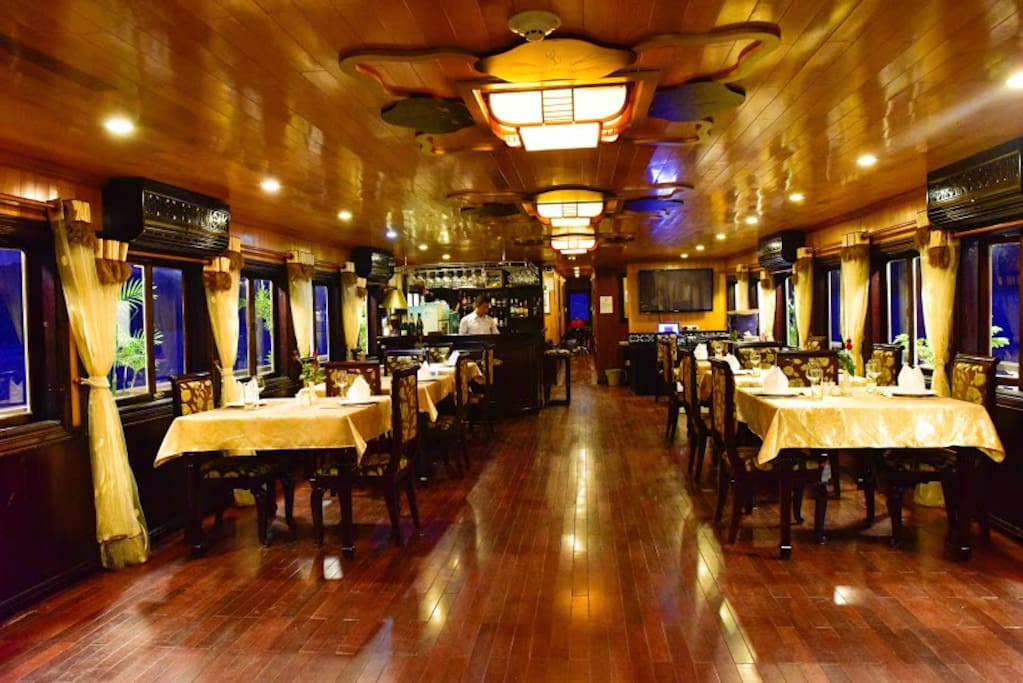 restaurant for all breakfast, lunch and dinner