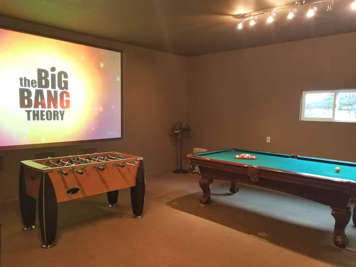 Watoto wazee na vijana wanafurahia kucheza mchezo wa ushindani au kupumzika tu na kutazama filamu.  Usisahau tuna mtandao wa kasi kwa gamers!!!!