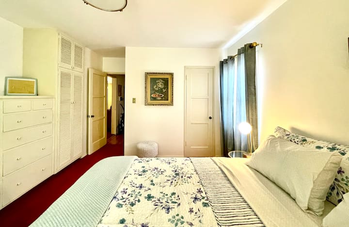 Основна спалня с 
легло Cal - King и USB нощни шкафчета