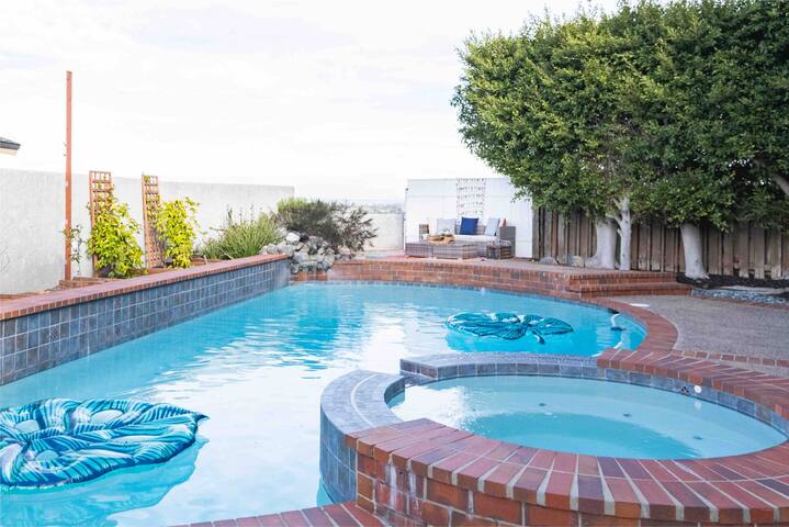 Relax in La Jolla Paradise with Firepit & Tree gallery image 4