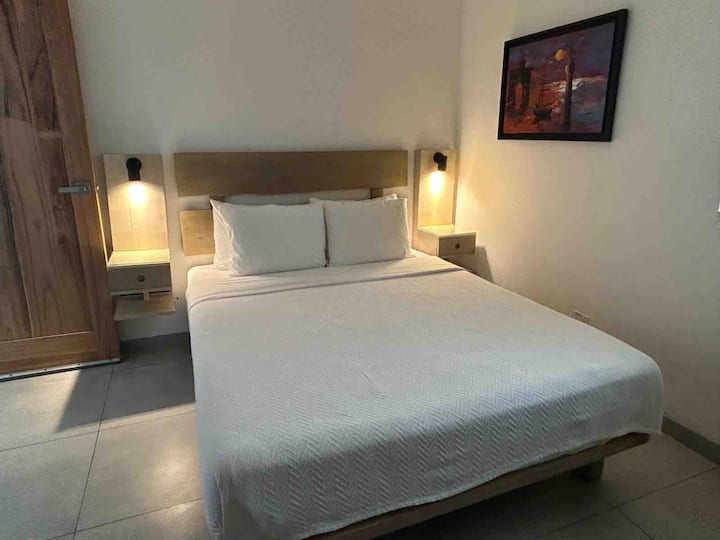 Spavaća soba br. 2, bračni krevet (širine 150-179 cm), prostrano spremište. 