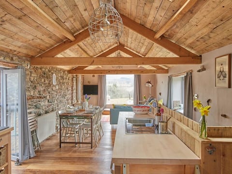 The Mews: perfect for up to 7 adults & 3 children