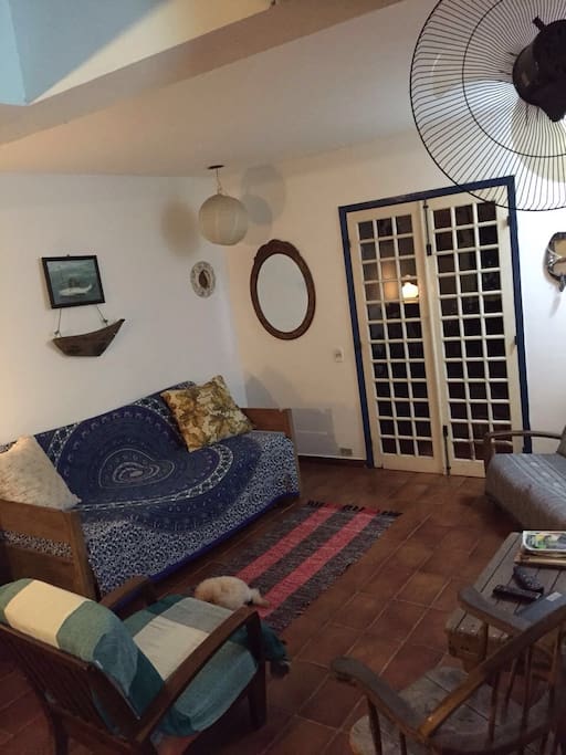 Aqui é a sala. Ali da pra ver o sofá-cama (nona cama da casa).