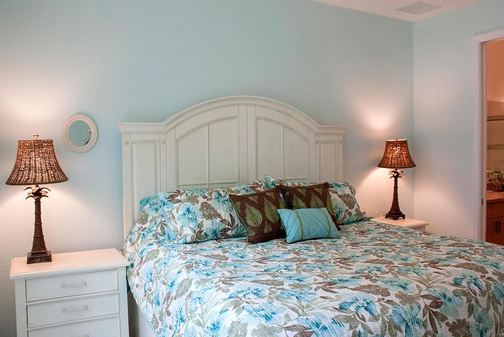 BEDROOM 1 w/KING BED (and an en-suite Bathroom)