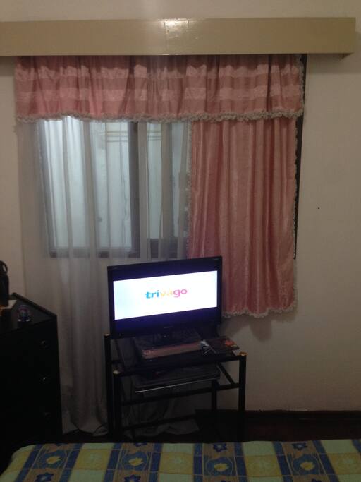 la ventana de la habitación da para una área interna que se ve en otra foto
