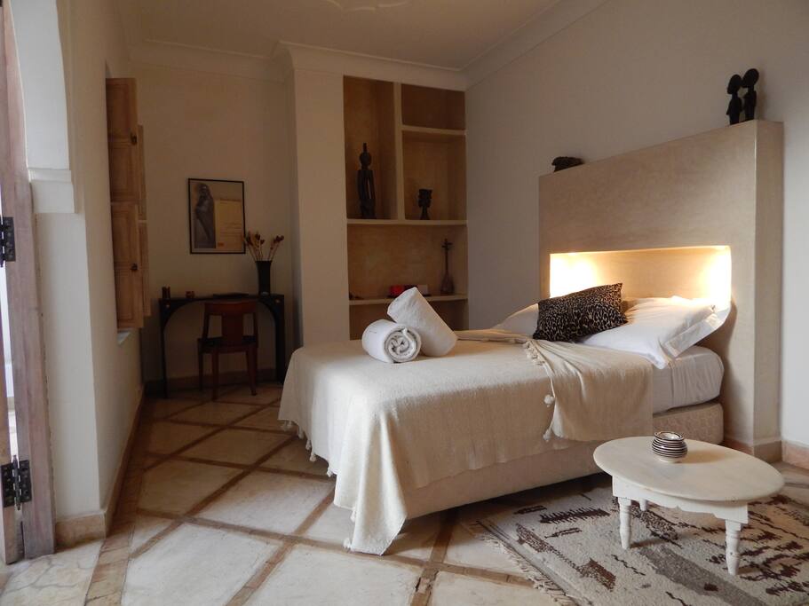 Chambre double #1. Spacieuse et élégante avec sa tête de lit en tadelakt