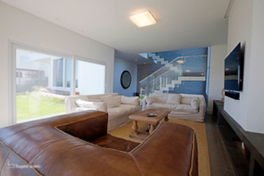 Sala ampla com saída ao jardim e vist apara Bahia. Tv amar e casa com wifi.
