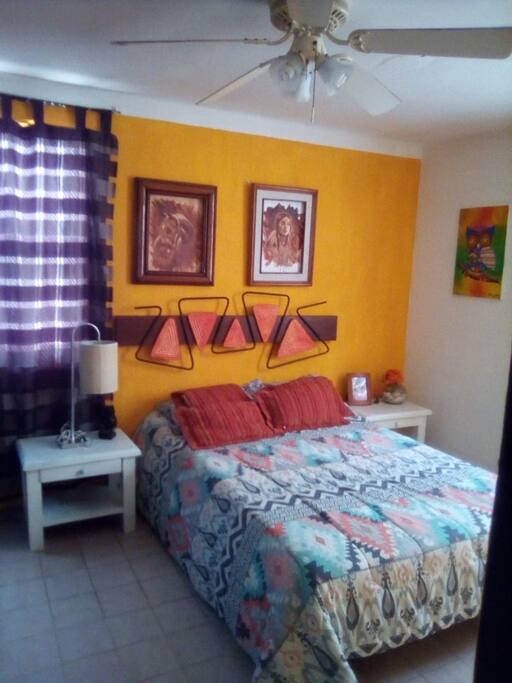 Cuarto con AC y baño.